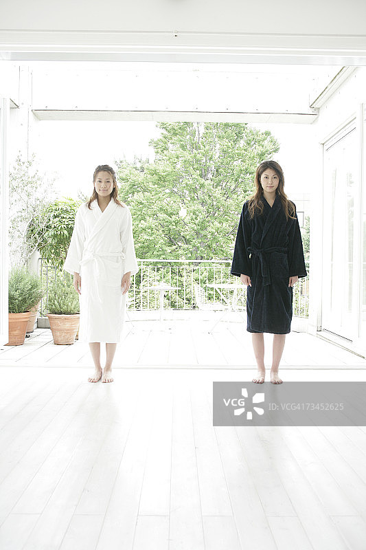 两名站立的年轻女子 портрет图片素材