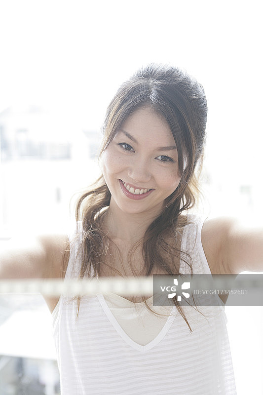 年轻女人手拿卷尺微笑的肖像图片素材