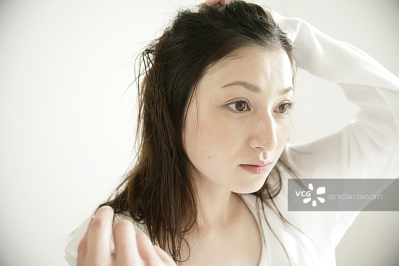 年轻女子看向远方的特写镜头图片素材