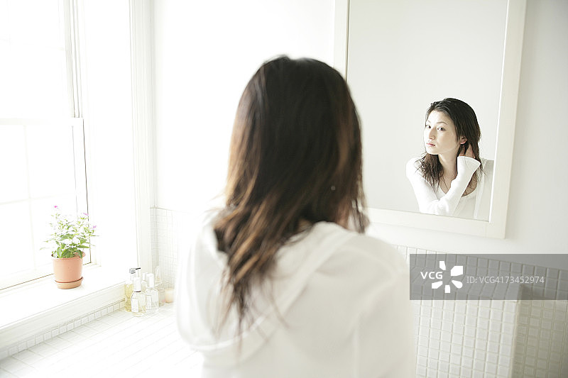 年轻女子照镜子背影图片素材