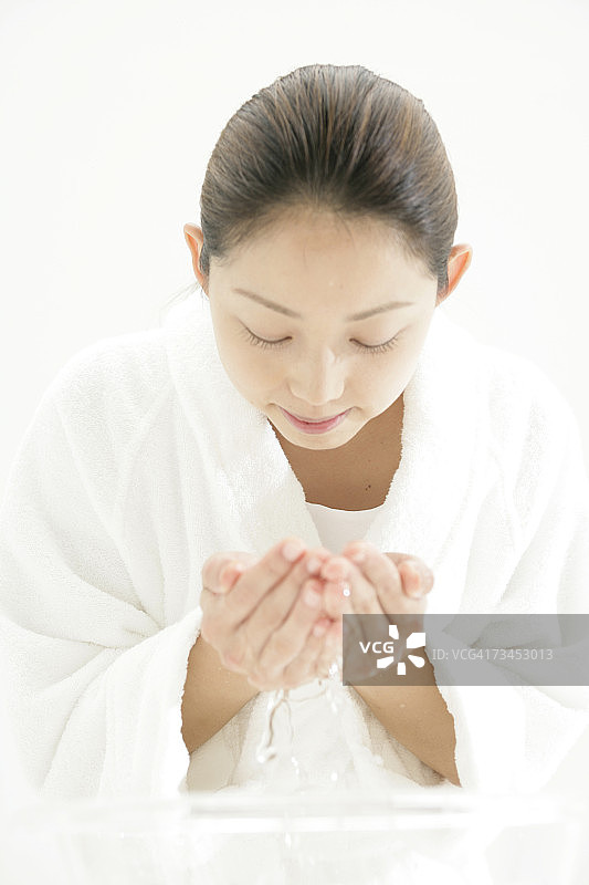 年轻女子洗脸特写图片素材