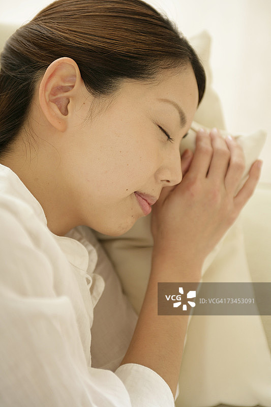 年轻女人在沙发上睡觉特写图片素材