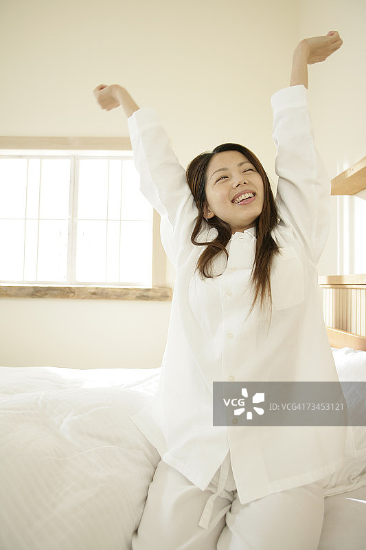 伸展手臂的年轻女子图片素材