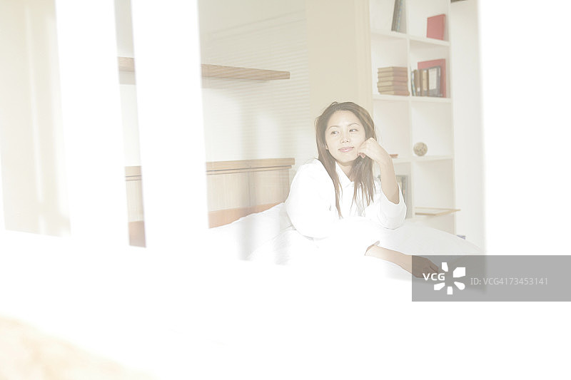 托腮思考的年轻女人图片素材