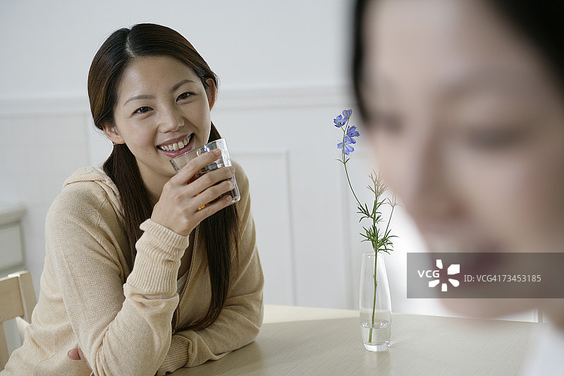 年轻女子与姐妹同饮红茶的肖像图片素材