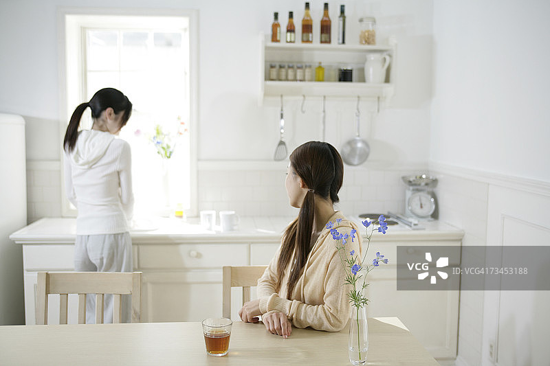 在厨房里的两位年轻女性图片素材