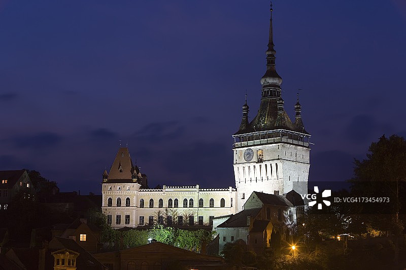 暮色下的钟楼（Turnul cu Ceas），原为设防城市的正门，位于锡吉什瓦拉中世纪老城或城堡内，联合国教科文组织世界遗产，特兰西瓦尼亚，罗马尼亚，欧洲图片素材