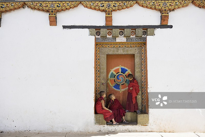 亚洲不丹帕罗宗的佛教僧侣图片素材