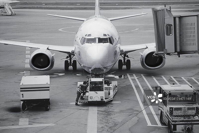 停在跑道上的飞机图片素材