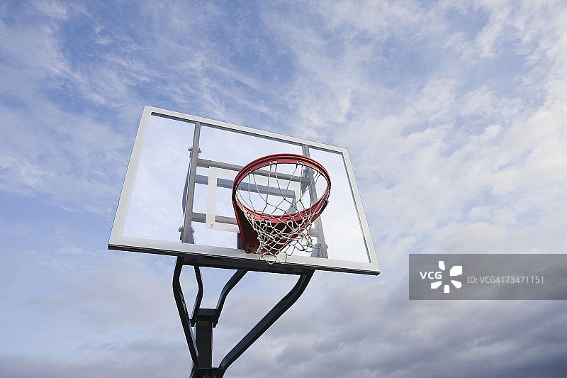 篮球板和篮筐仰视角度图片素材