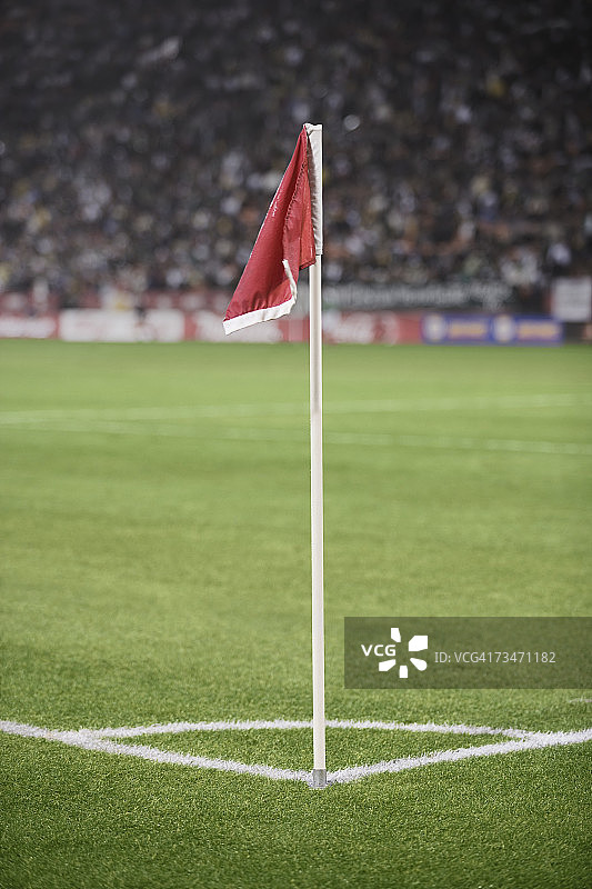 足球场上的红色角旗，背景是观众图片素材