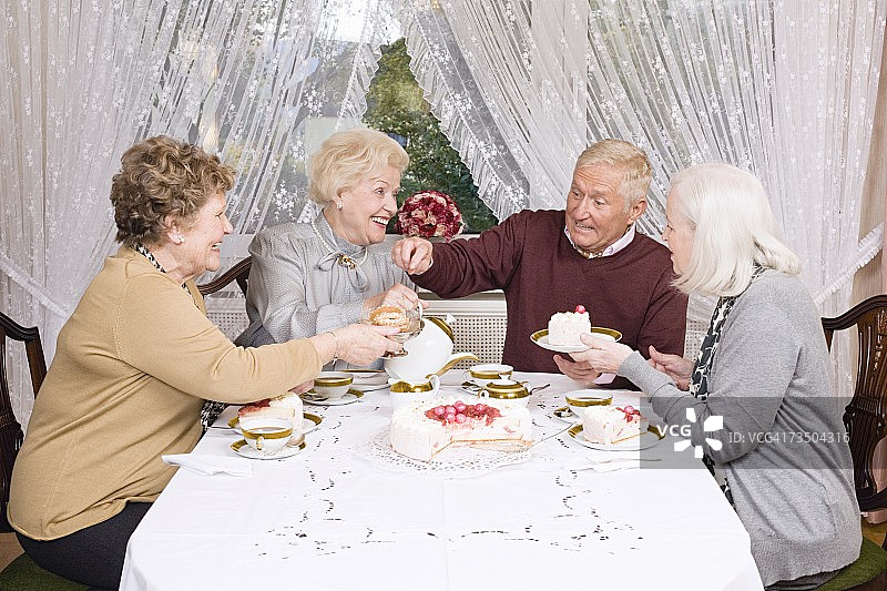 朋友们享用下午茶图片素材