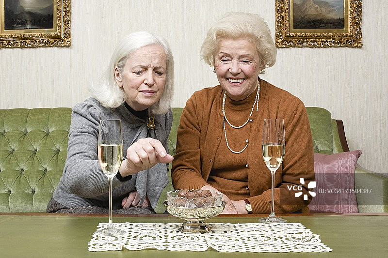 举着香槟酒杯的朋友们图片素材