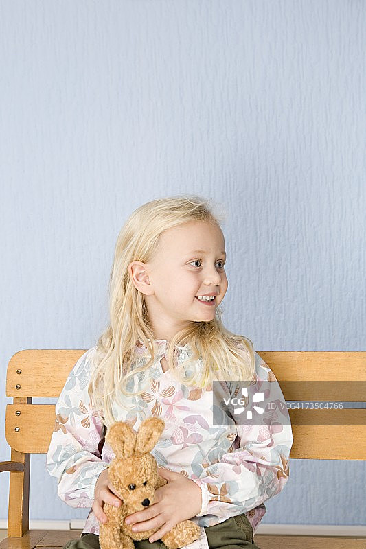 女孩抱着毛绒玩具图片素材