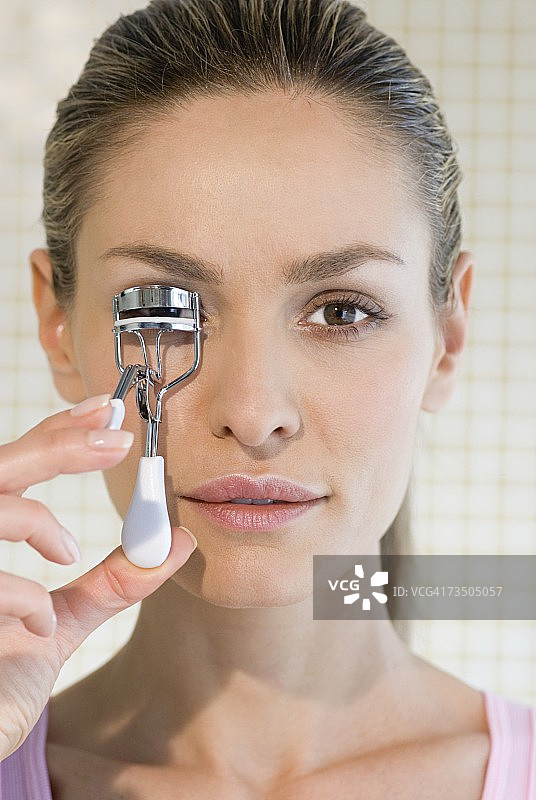 女子烫睫毛图片素材