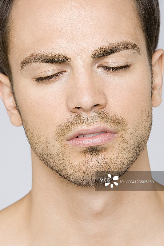 睡觉的年轻男人图片素材