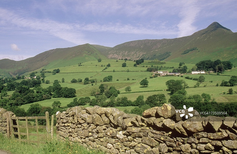 从新lands谷小镇向西北方向眺望考西派克，湖区，坎布里亚，英国图片素材
