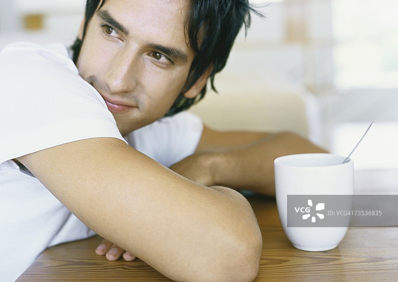 拿着咖啡杯的男人图片素材