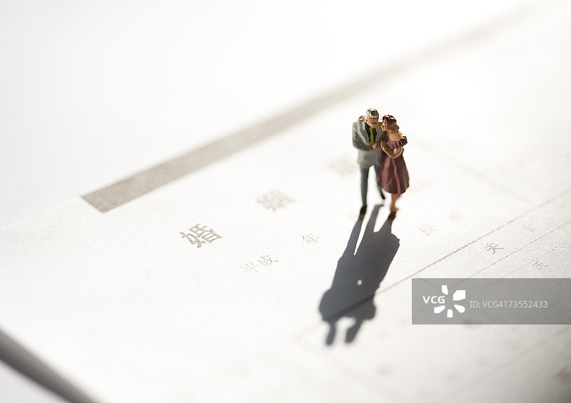 结婚证书上的情侣雕像图片素材