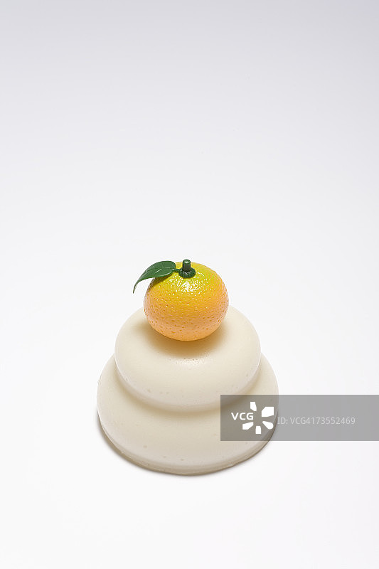 用假橘子装饰的年糕（特写）图片素材