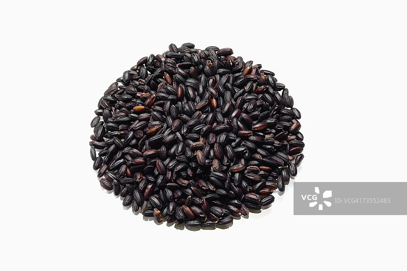 特写镜头下排列成圆圈的一堆黑米图片素材