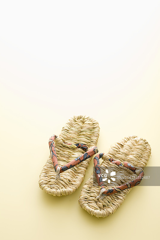 用稻草绳制成的草鞋图片素材
