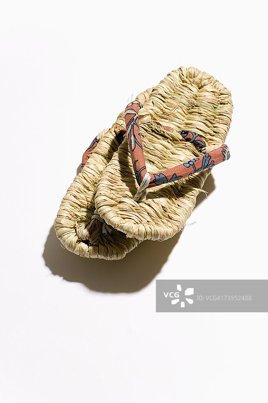 用稻草绳制成的草鞋图片素材