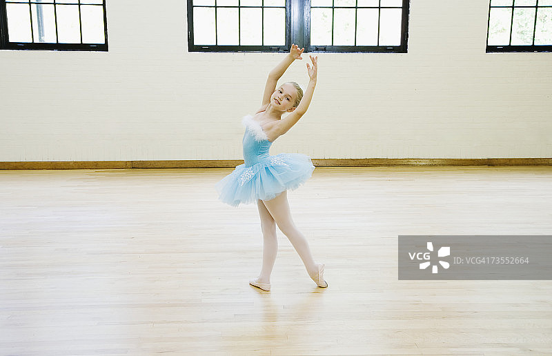 在演播室里跳舞、微笑的芭蕾舞女演员（8-9岁）图片素材