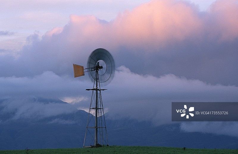 暴风雨天空下的风车图片素材
