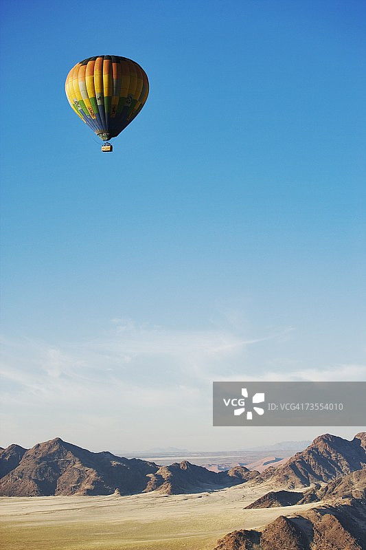 飞行中的热气球-风景图片素材