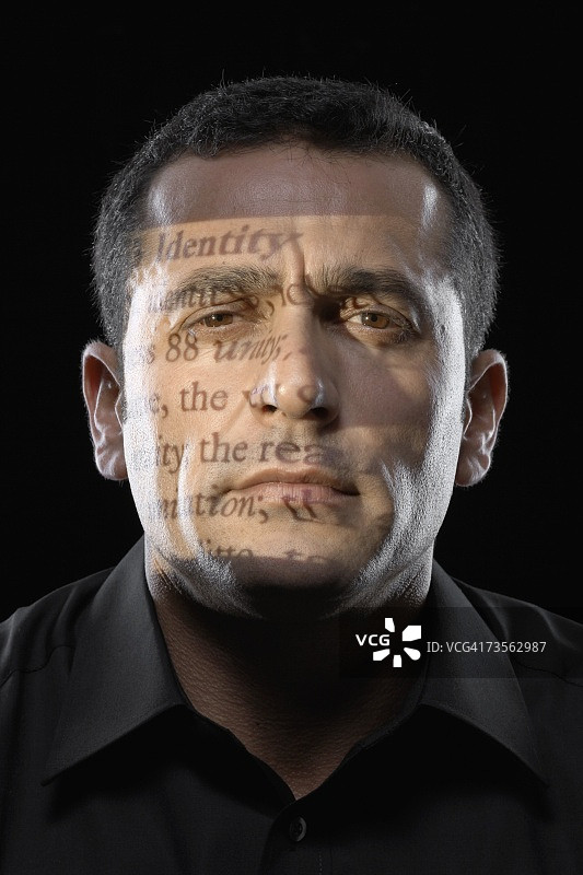 投影在男人脸上的文字图片素材