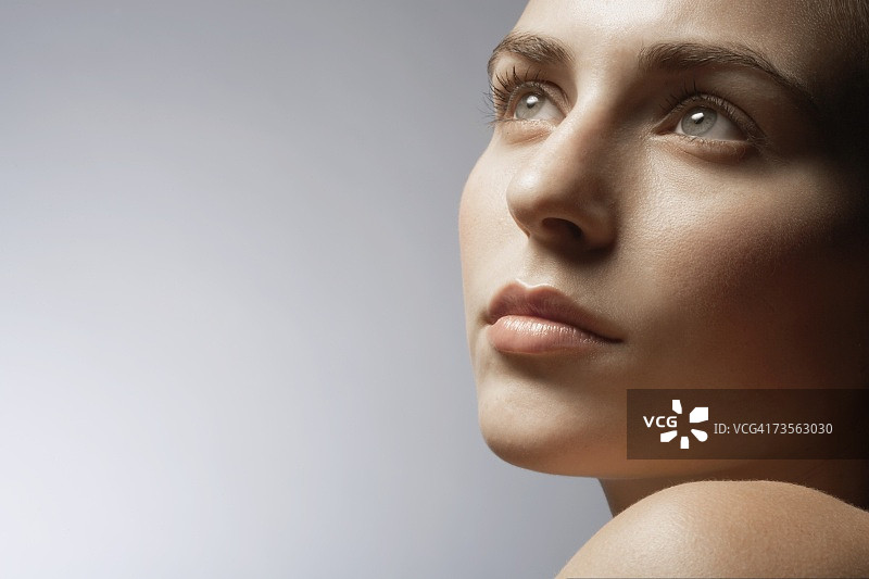 年轻女子抬起头图片素材