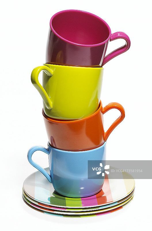 彩色咖啡杯和茶托堆叠图片素材