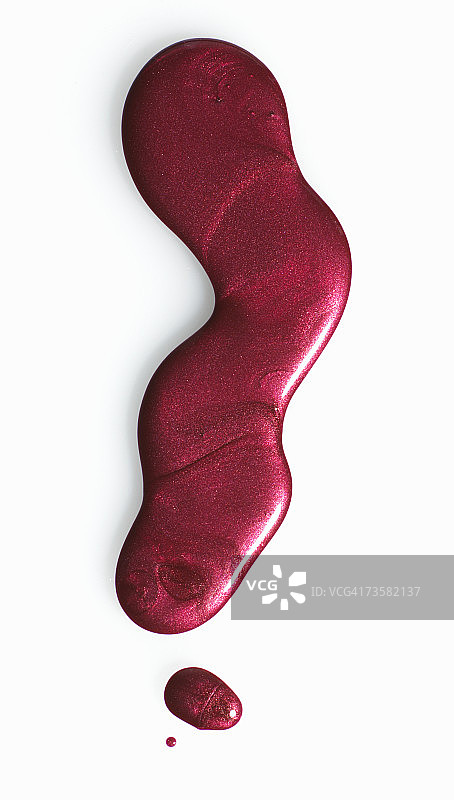 白色背景上的紫色指甲油水坑图片素材