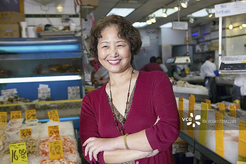 鱼市场上的女人肖像图片素材