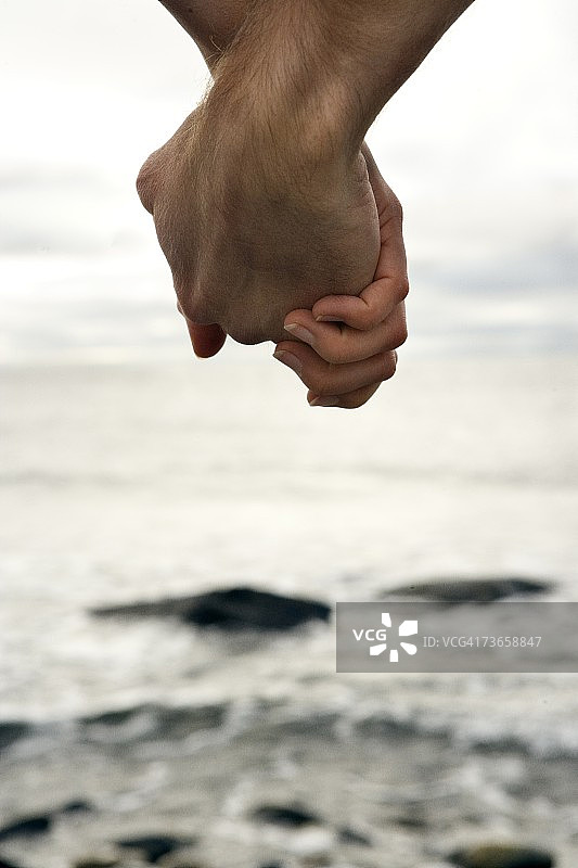 情侣牵手看海图片素材