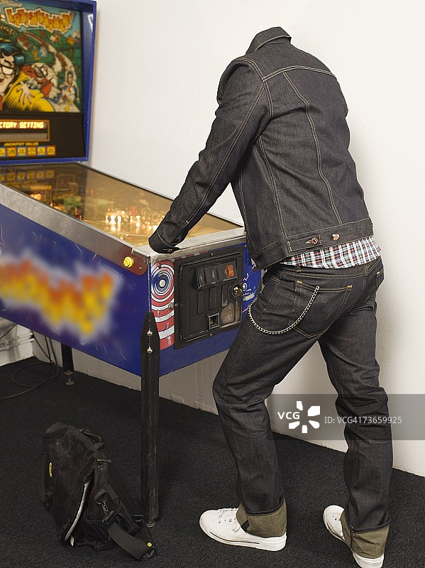 一个穿着牛仔服的无头人玩着鳍状肢图片素材