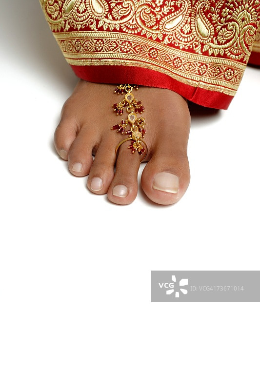 戴着脚趾环的女性足部特写图片素材