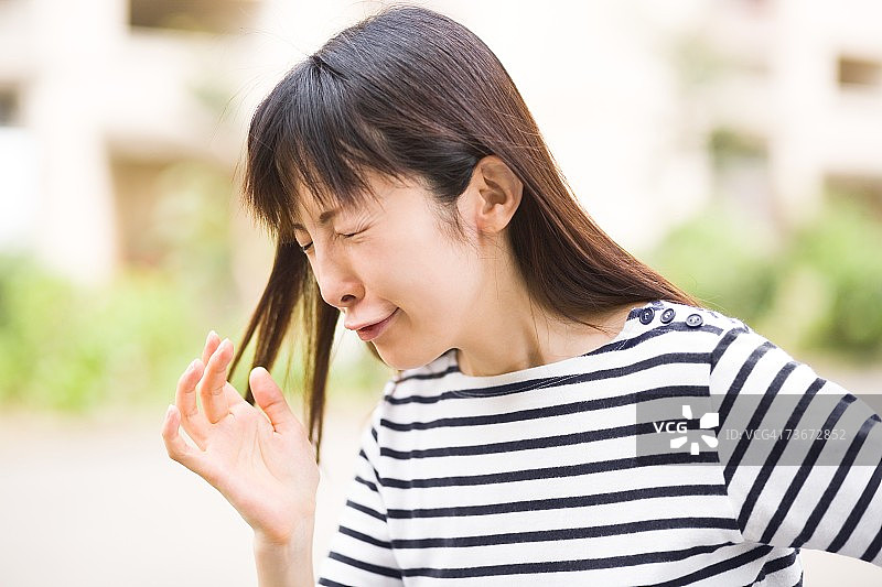 打喷嚏的女人图片素材