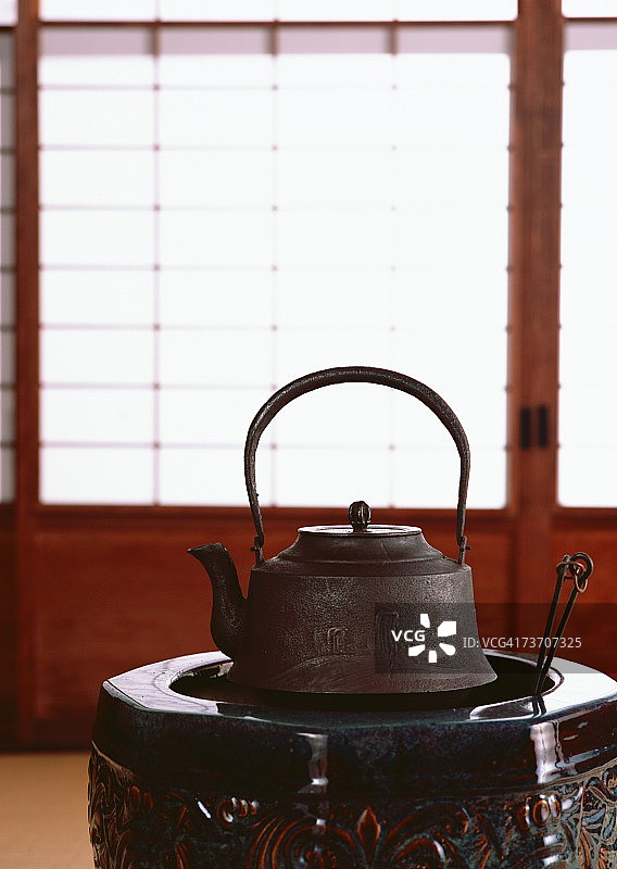 木炭火盆与铁水壶图片素材