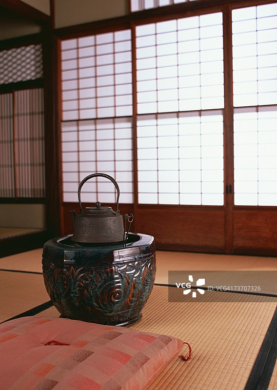 日式房间里的炭火盆和铁壶图片素材