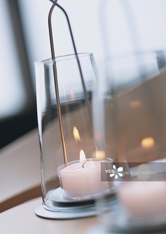 烛台上点燃的蜡烛图片素材