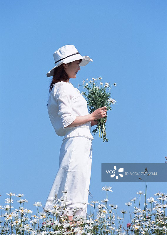 在花田里的女人图片素材