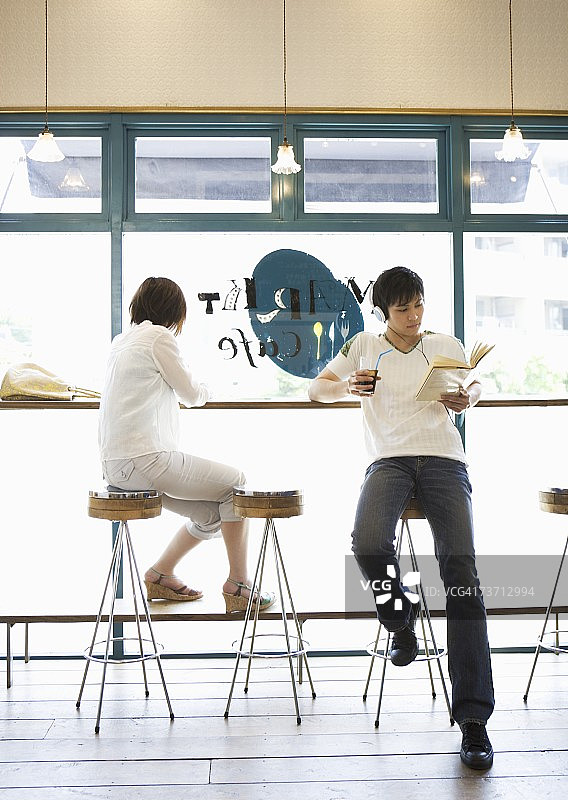 咖啡馆里的情侣图片素材