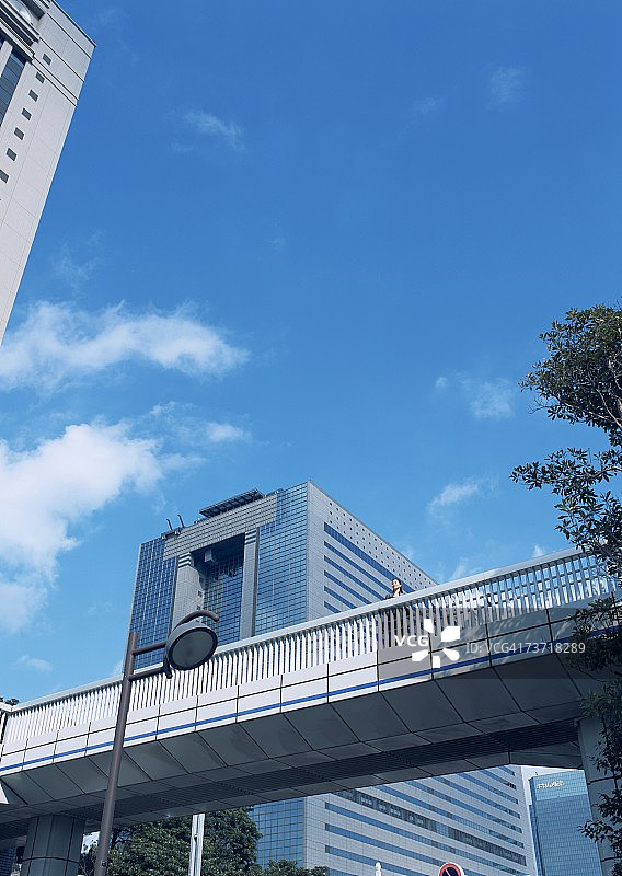 高层建筑和空中走廊图片素材