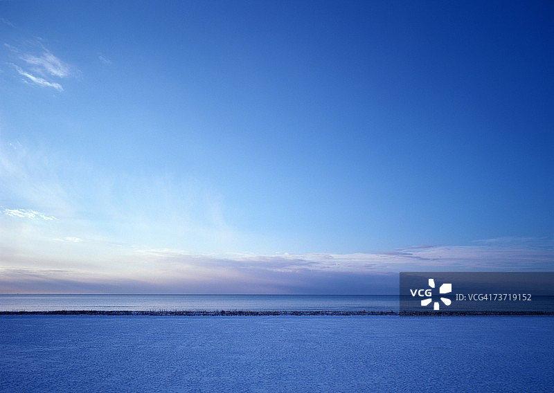 蓝色天空和大海图片素材
