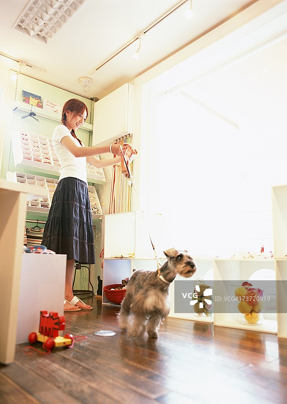 带着狗购物图片素材