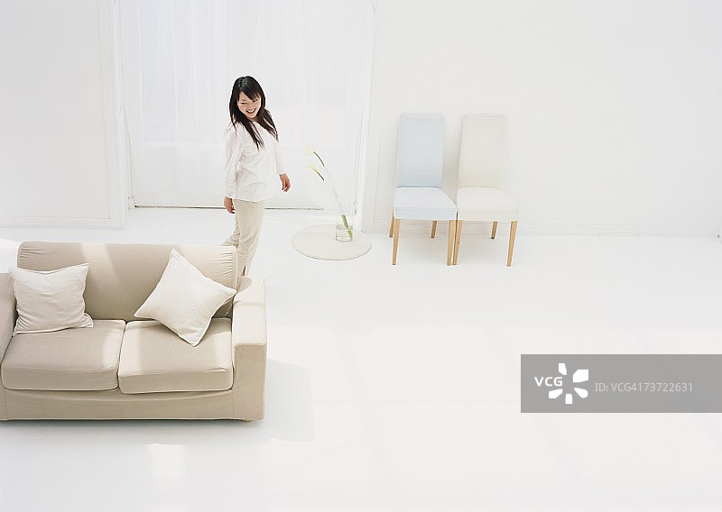 在房间里散步的女人图片素材