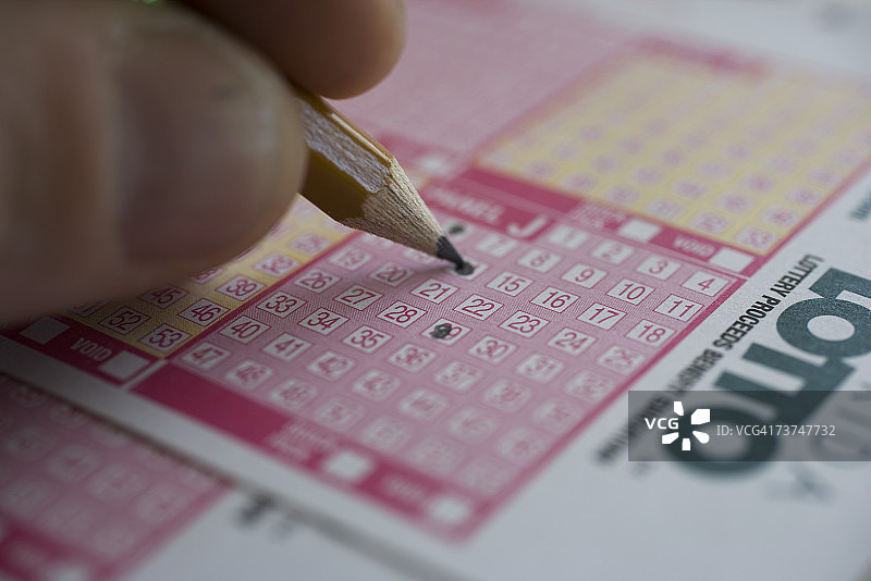男子玩彩票图片素材