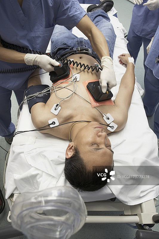 在急诊室接受除颤的亚洲病人图片素材